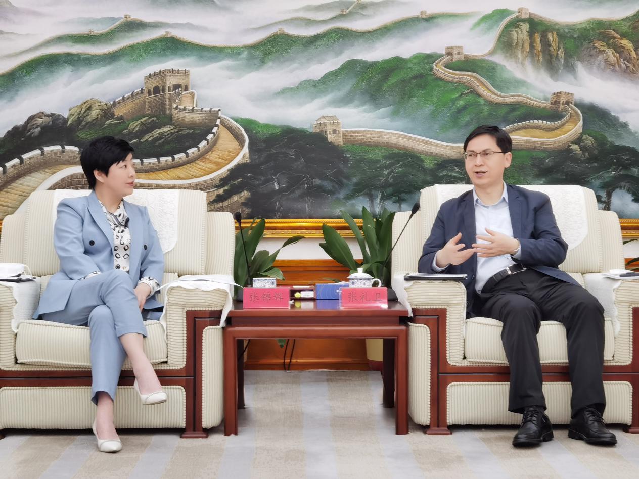 集团领导拜会龙岗区委区政府领导并座谈